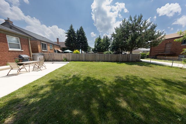 1406 Portsmouth Avenue, Westchester, IL 60154