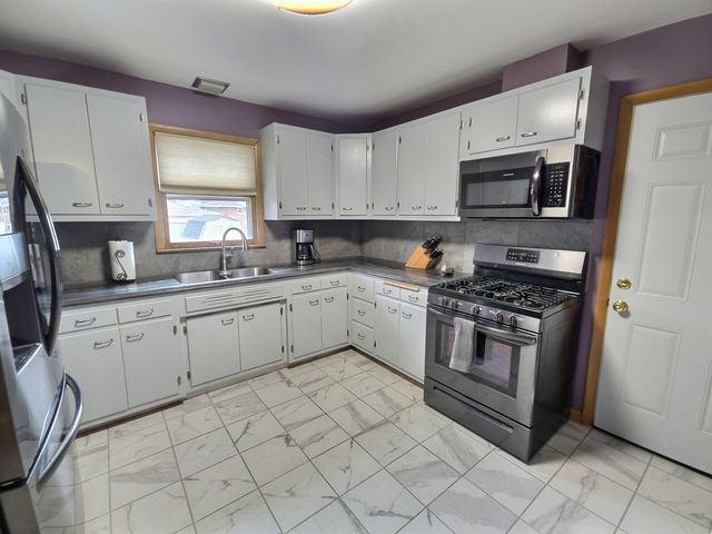 614 Country Lane, Beecher, IL 60401