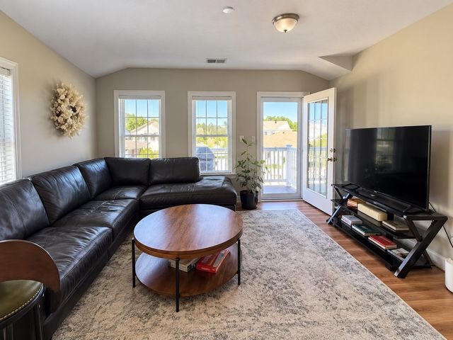 10 Malta St 7, Hull, MA 02045