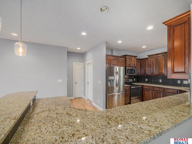 17902 Camelback Avenue, Omaha, NE 68136