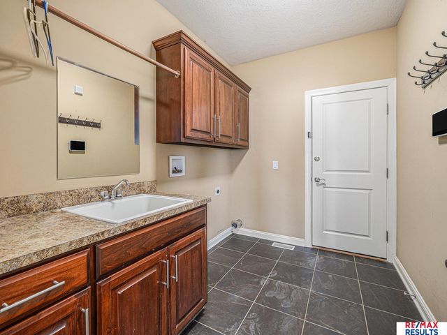 17902 Camelback Avenue, Omaha, NE 68136