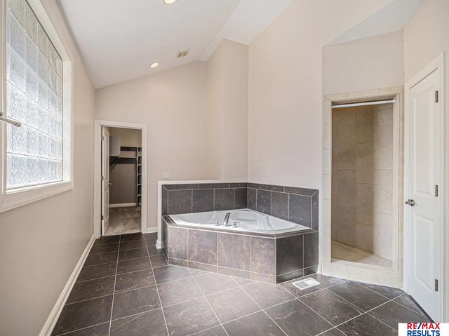 17902 Camelback Avenue, Omaha, NE 68136