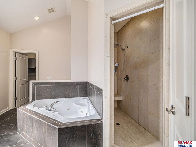 17902 Camelback Avenue, Omaha, NE 68136