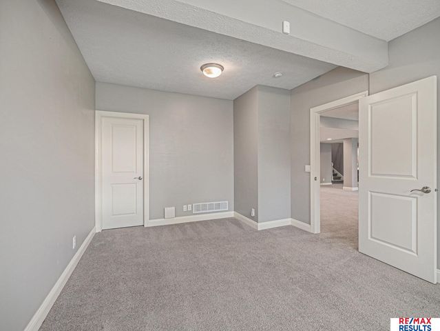 17902 Camelback Avenue, Omaha, NE 68136