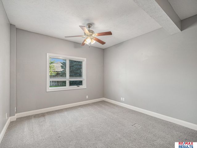 17902 Camelback Avenue, Omaha, NE 68136