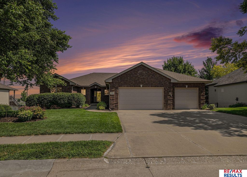 17902 Camelback Avenue, Omaha, NE 68136