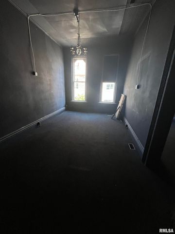 1704 2ND Avenue, Rock Island, IL 61201