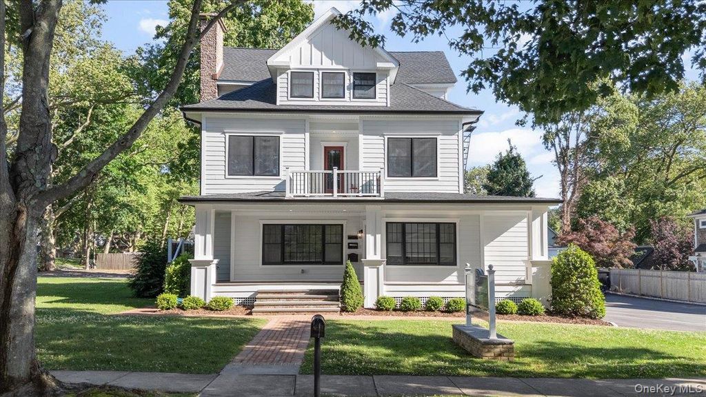 34 Dewey Street, Huntington, NY 11743