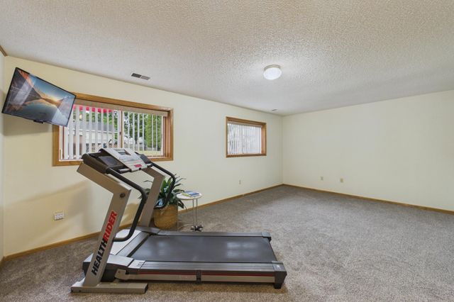9176 Sierra Road, Woodbury, MN 55125