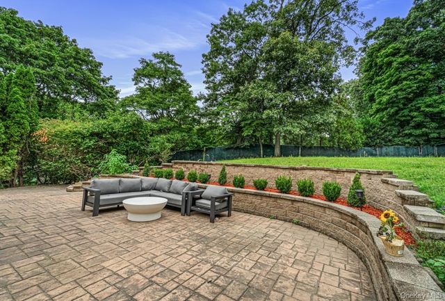 29 Hillside Lane, Syosset, NY 11791