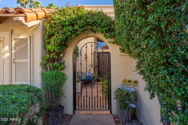 10050 E MOUNTAINVIEW LAKE Drive 10, Scottsdale, AZ 85258