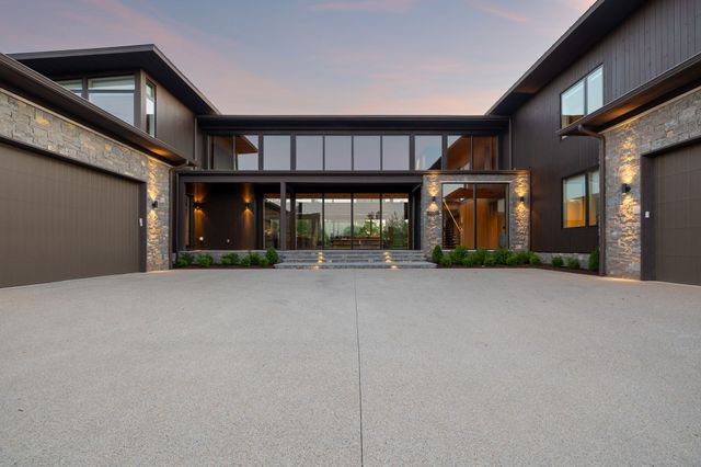 8005 Backwoods Dr, College Grove, TN 37046
