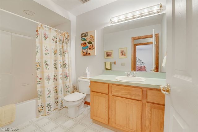 17800 Settlers Trail, Chagrin Falls, OH 44023