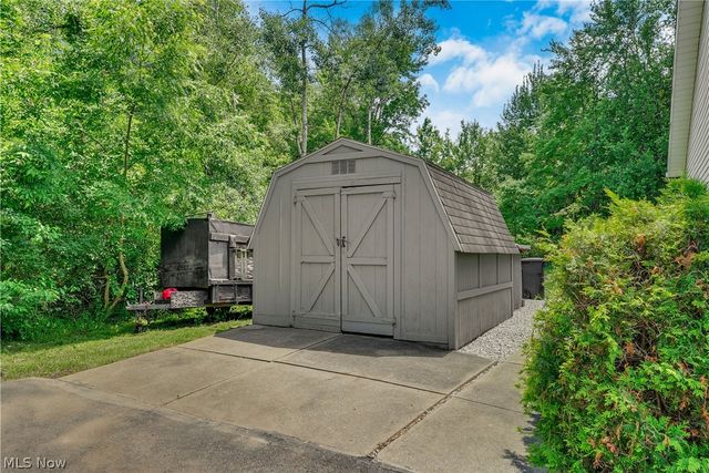 17800 Settlers Trail, Chagrin Falls, OH 44023