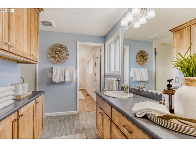 13039 Ne MORRIS St, Portland, OR 97230