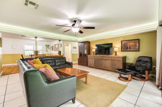 303 Southern Oaks Dr, Lake Jackson, TX 77566