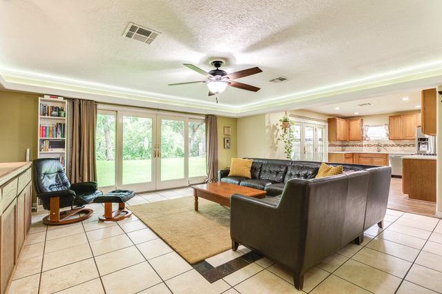 303 Southern Oaks Dr, Lake Jackson, TX 77566