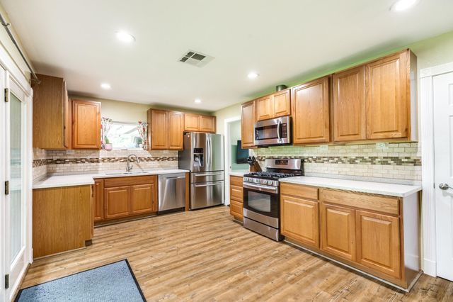 303 Southern Oaks Dr, Lake Jackson, TX 77566