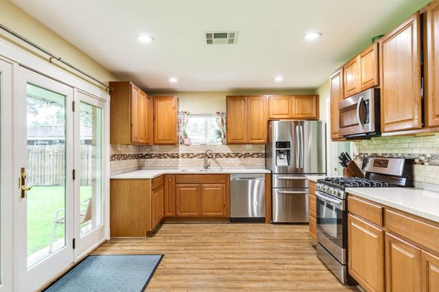 303 Southern Oaks Dr, Lake Jackson, TX 77566