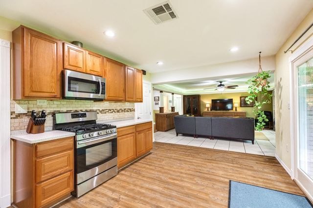 303 Southern Oaks Dr, Lake Jackson, TX 77566