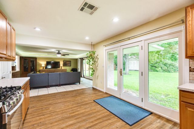 303 Southern Oaks Dr, Lake Jackson, TX 77566