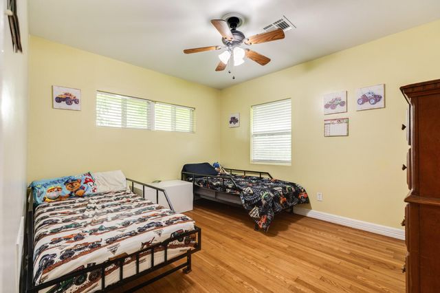 303 Southern Oaks Dr, Lake Jackson, TX 77566