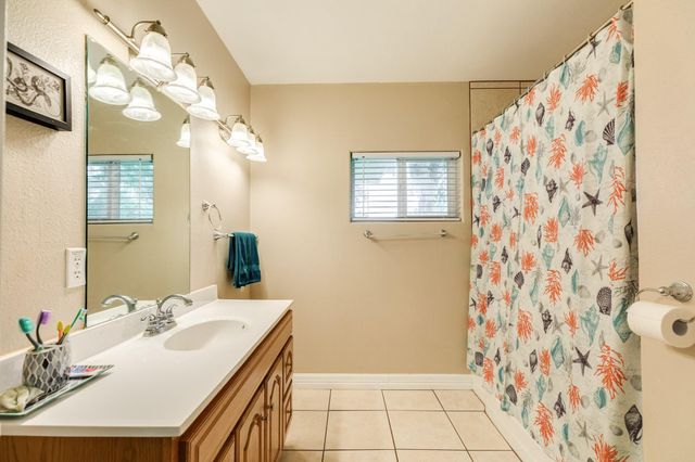303 Southern Oaks Dr, Lake Jackson, TX 77566