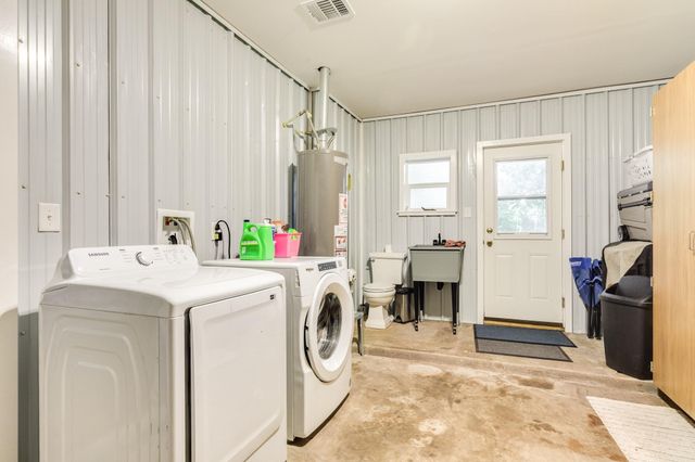 303 Southern Oaks Dr, Lake Jackson, TX 77566