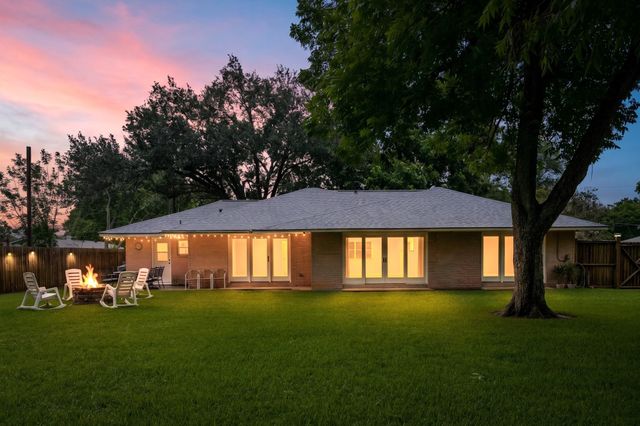 303 Southern Oaks Dr, Lake Jackson, TX 77566