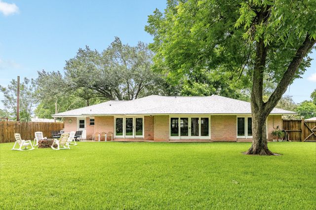 303 Southern Oaks Dr, Lake Jackson, TX 77566