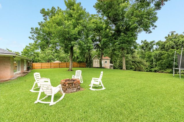 303 Southern Oaks Dr, Lake Jackson, TX 77566