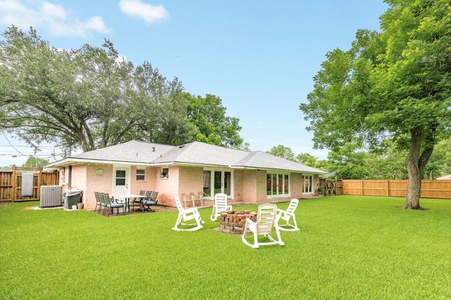 303 Southern Oaks Dr, Lake Jackson, TX 77566
