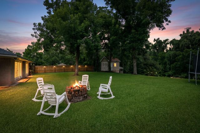 303 Southern Oaks Dr, Lake Jackson, TX 77566