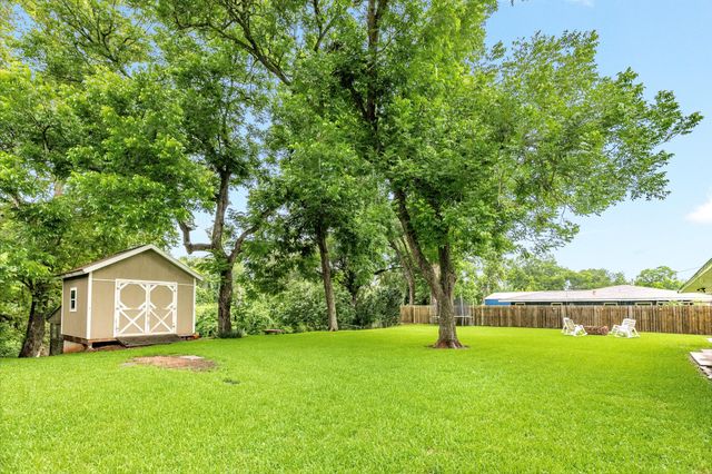 303 Southern Oaks Dr, Lake Jackson, TX 77566