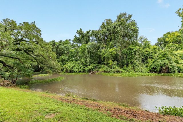 303 Southern Oaks Dr, Lake Jackson, TX 77566