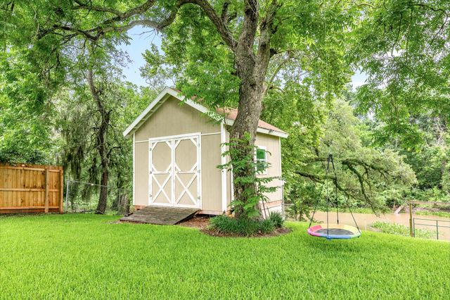 303 Southern Oaks Dr, Lake Jackson, TX 77566