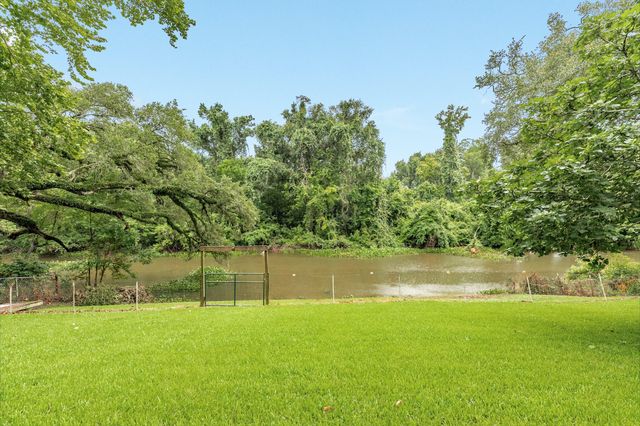 303 Southern Oaks Dr, Lake Jackson, TX 77566