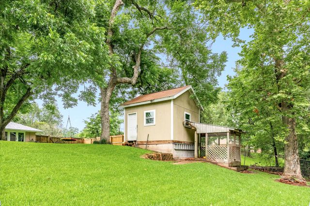 303 Southern Oaks Dr, Lake Jackson, TX 77566