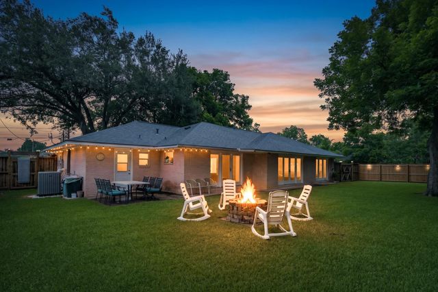 303 Southern Oaks Dr, Lake Jackson, TX 77566