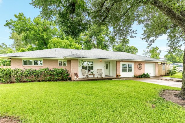 303 Southern Oaks Dr, Lake Jackson, TX 77566