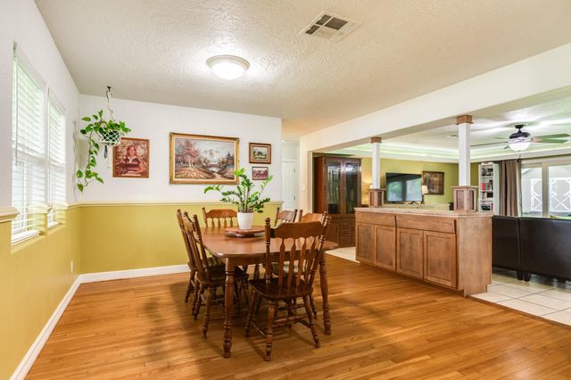 303 Southern Oaks Dr, Lake Jackson, TX 77566
