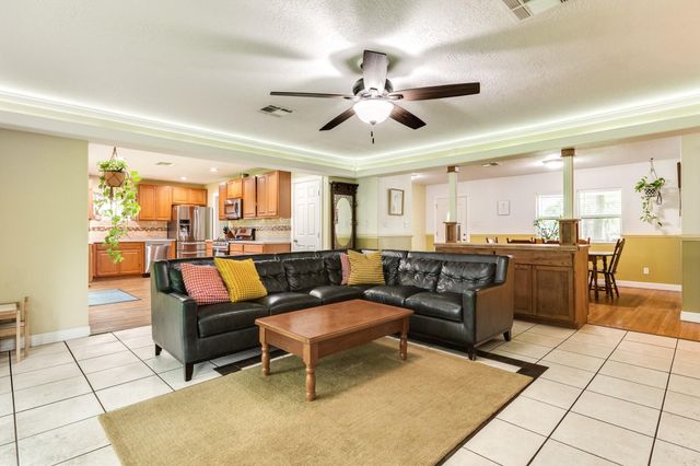 303 Southern Oaks Dr, Lake Jackson, TX 77566