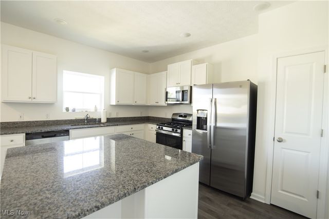 3047 Mcintosh Drive NE, Louisville, OH 44641