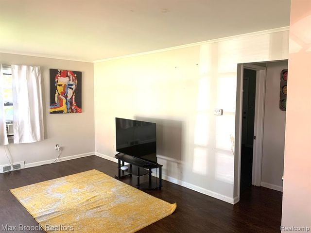 10431 Corning Street, Oak Park, MI 48237