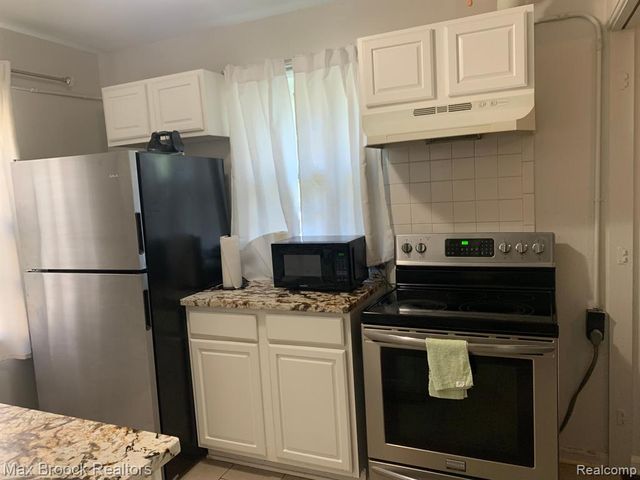 10431 Corning Street, Oak Park, MI 48237