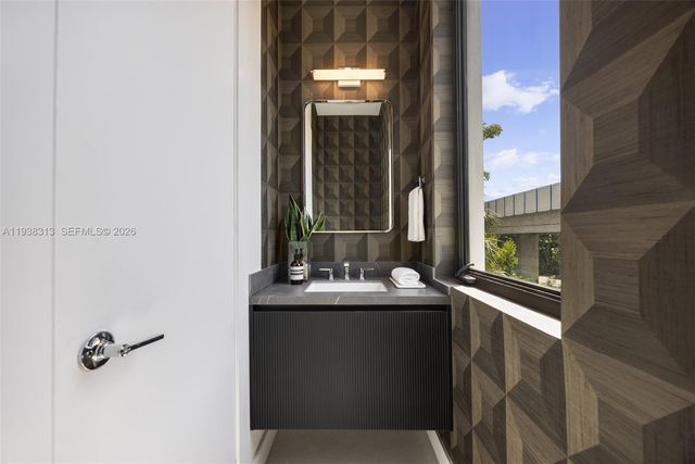 92 SW 28th Rd 4, Miami, FL 33129