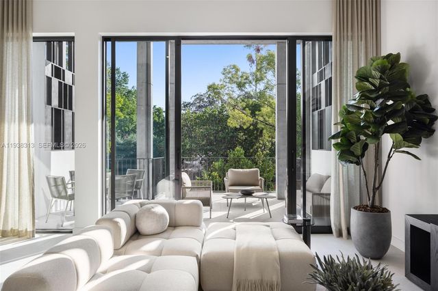 92 SW 28th Rd 4, Miami, FL 33129