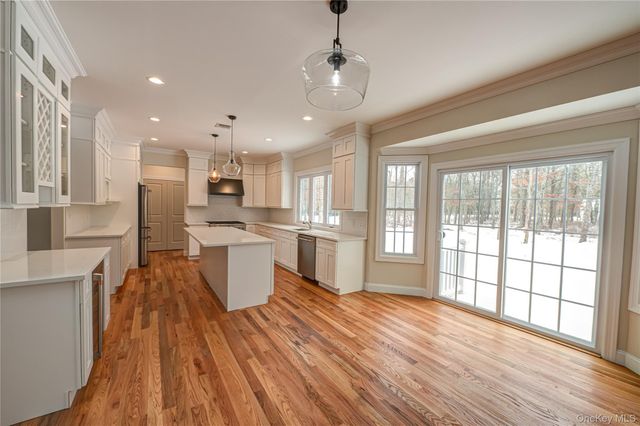 2 Mini Court, Manorville, NY 11949