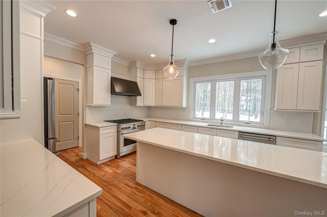 2 Mini Court, Manorville, NY 11949