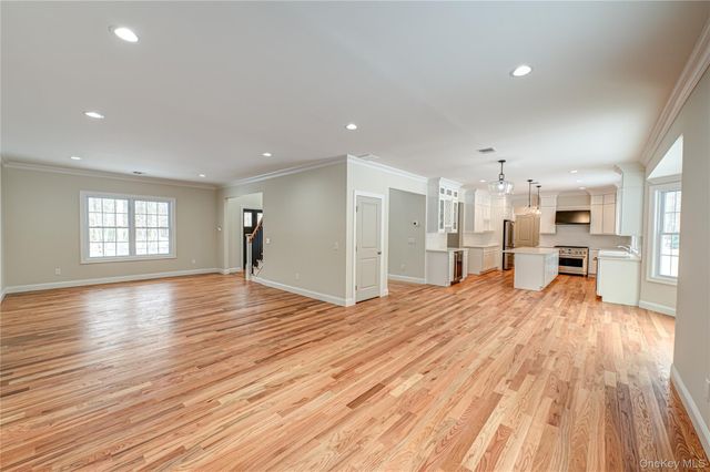 2 Mini Court, Manorville, NY 11949